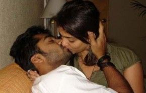 FAKE: Anushka Sharma & Virat Kohli