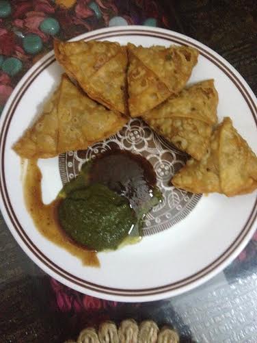 The crispy samosa is ready to serve