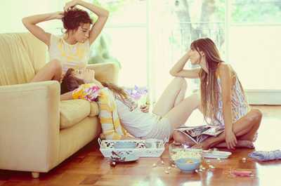 Watching movie with friends/weheartit