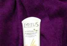 Lotus Herbals Whiteglow Oatmeal & Yogurt Skin Whitening Scrub