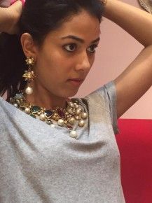 Mira Rajput trying her wedding jewellery