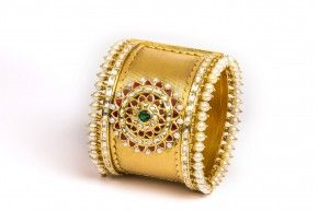 22K gold bangle with textured gold and pearls by Manubhai Jewellers