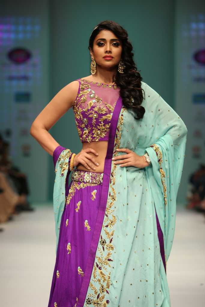 shriya-Saran-walked-the-ramp-for-Designer-Architha-Narayanam