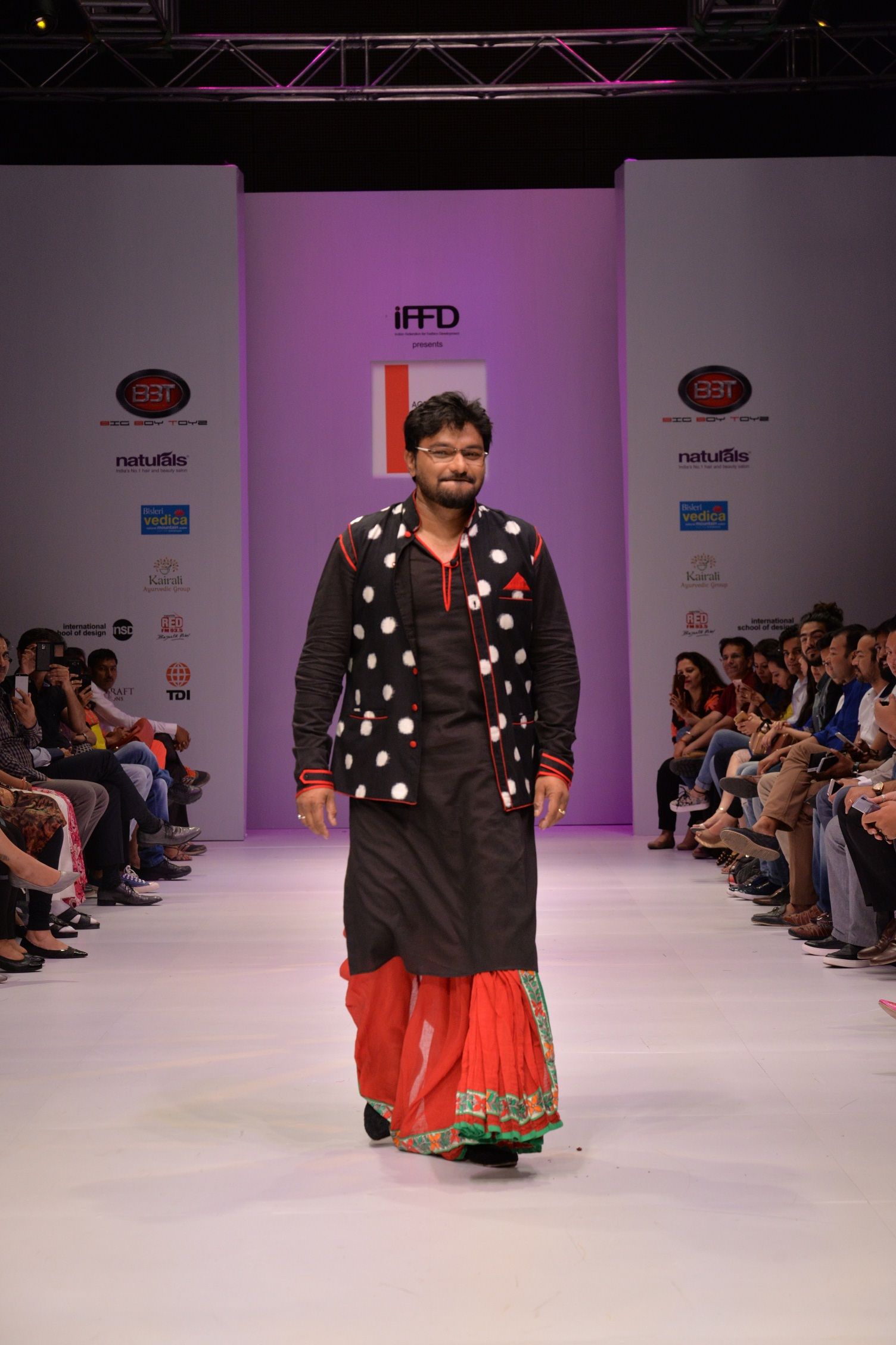 3_Babul Supriyo Union minister & BJP MP from West Bengal's Asansol walked the ramp for designer Agni Mitra Paul.