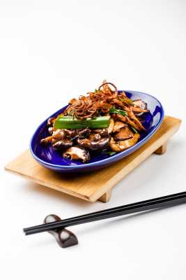 Stir-fried asparagus with porcini mushroom, crispy shallot