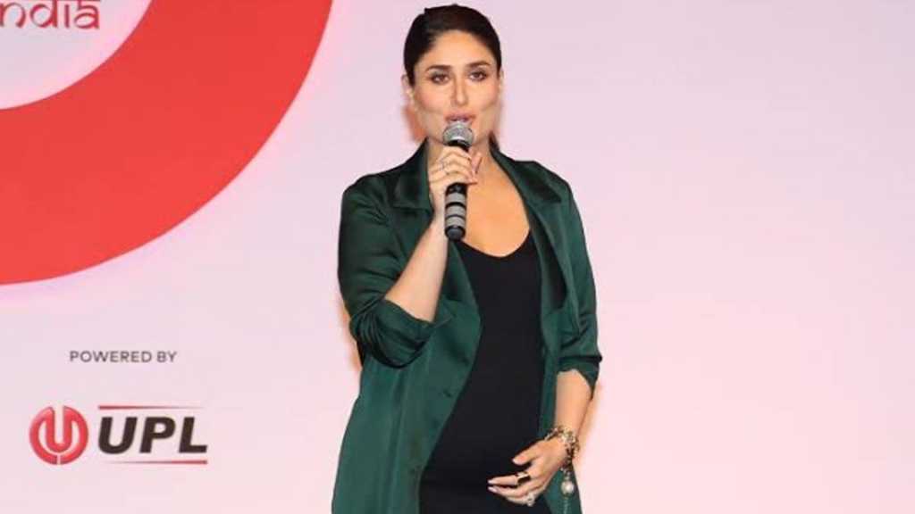 Kareena Kapoor showing her baby bump
