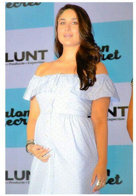 Kareena Kapoor showing her baby bump