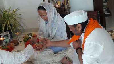 Jackie and Ayesha Shroff seeking blessings 