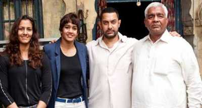 Mahavir Sing Phogat and his daughters with Amir Khan