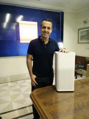 Xiaomi VP Hugo Barra posing with the all new Xiaomi Mi Air Purifier 2