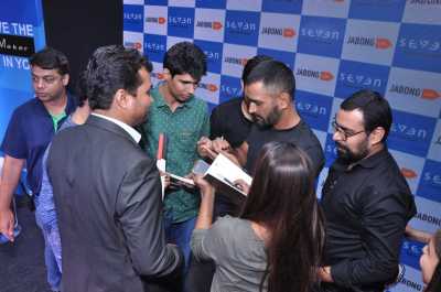 Dhoni meeting the winners