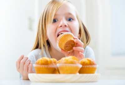 Kids eating breakfast 