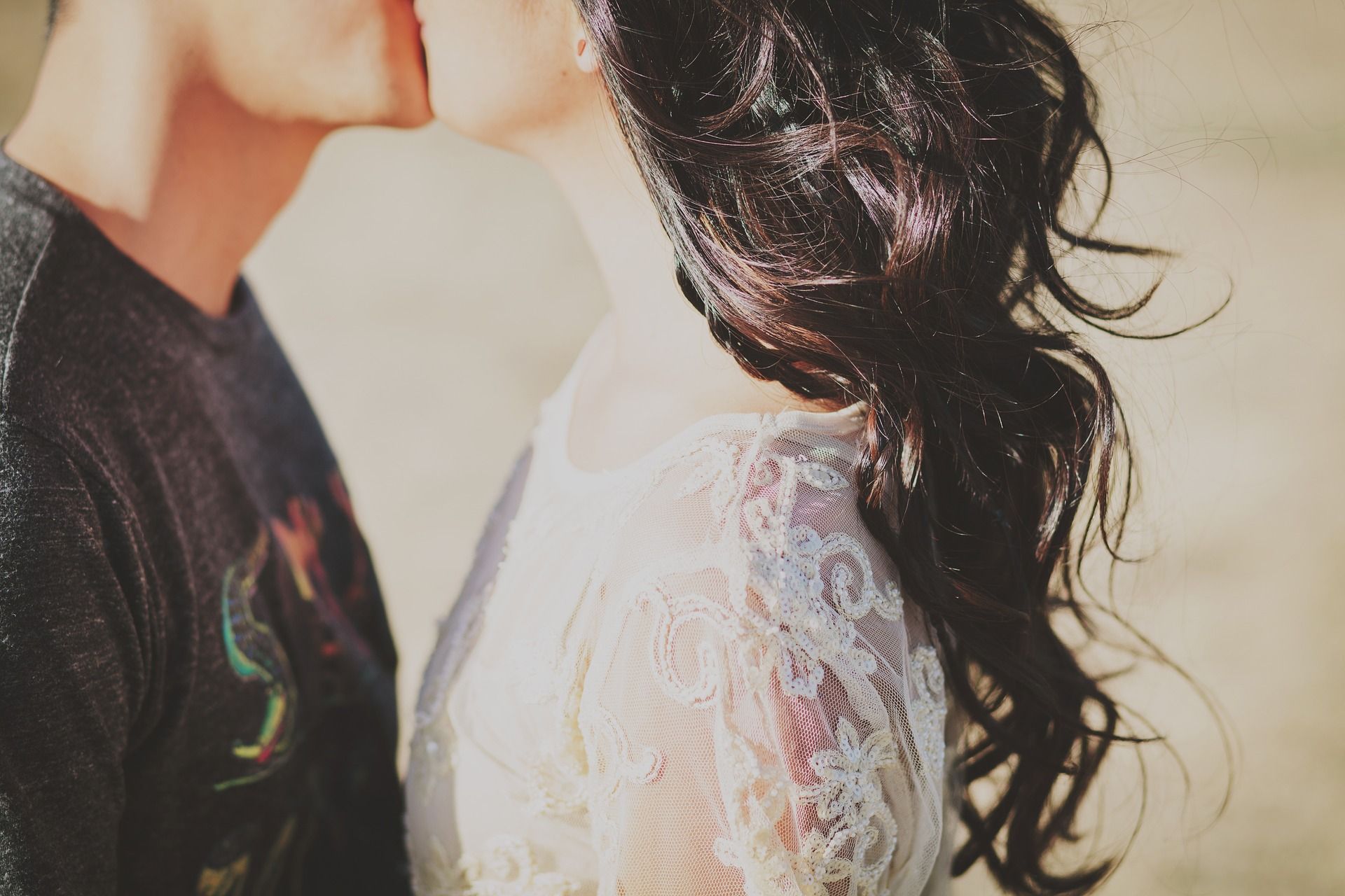 Couple kissing/pixabay