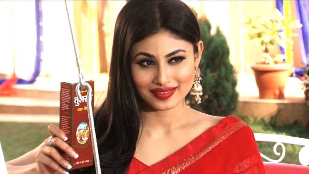 Mouni Roy wearing Jhumki earrings