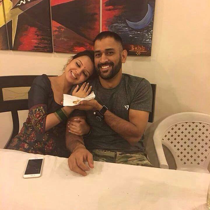 Dhoni with wife Sakshi