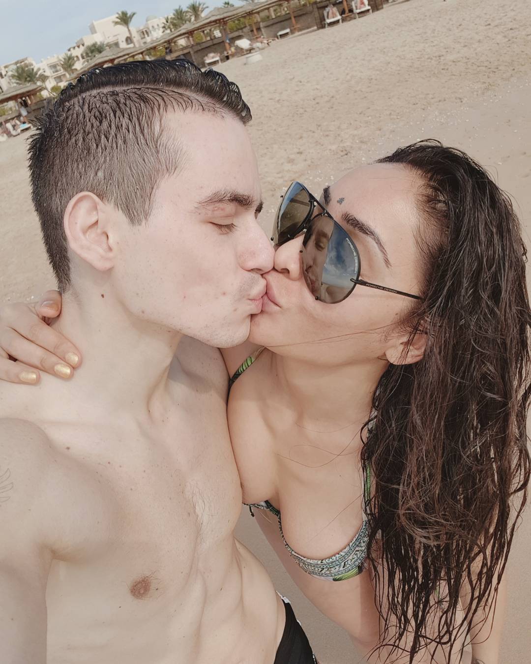Sofia Hayat kissing Vlad Stanescu