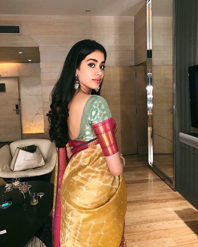  Janhvi Kapoor Wears Mom Sri Devi’s Saree at National Awards 