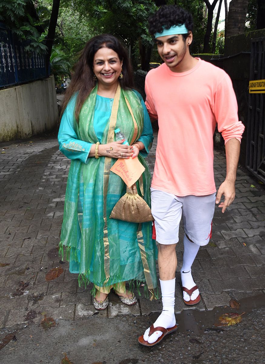 Ishaan arrives at the party with his mother