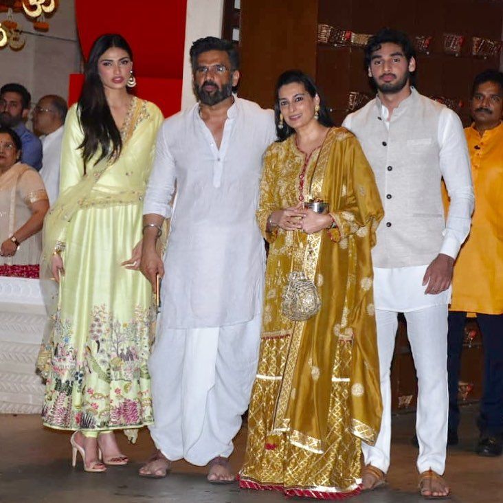 Suniel Shetty with his family