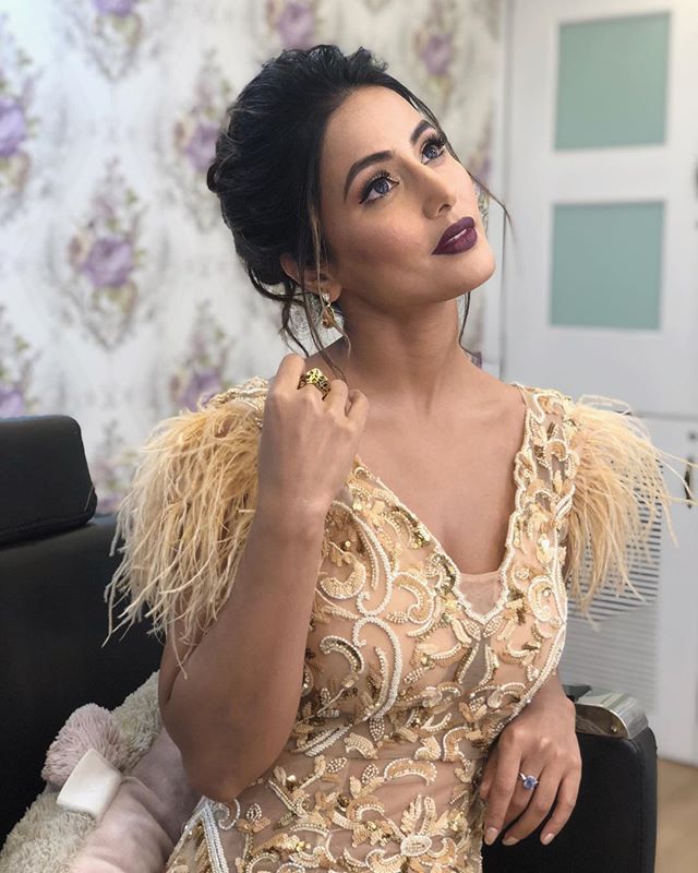 Hina Khan sizzles in golden gown