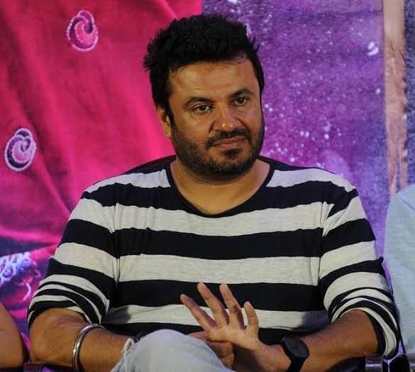 Vikas Bahl accused for forcibly trying to kiss an actress